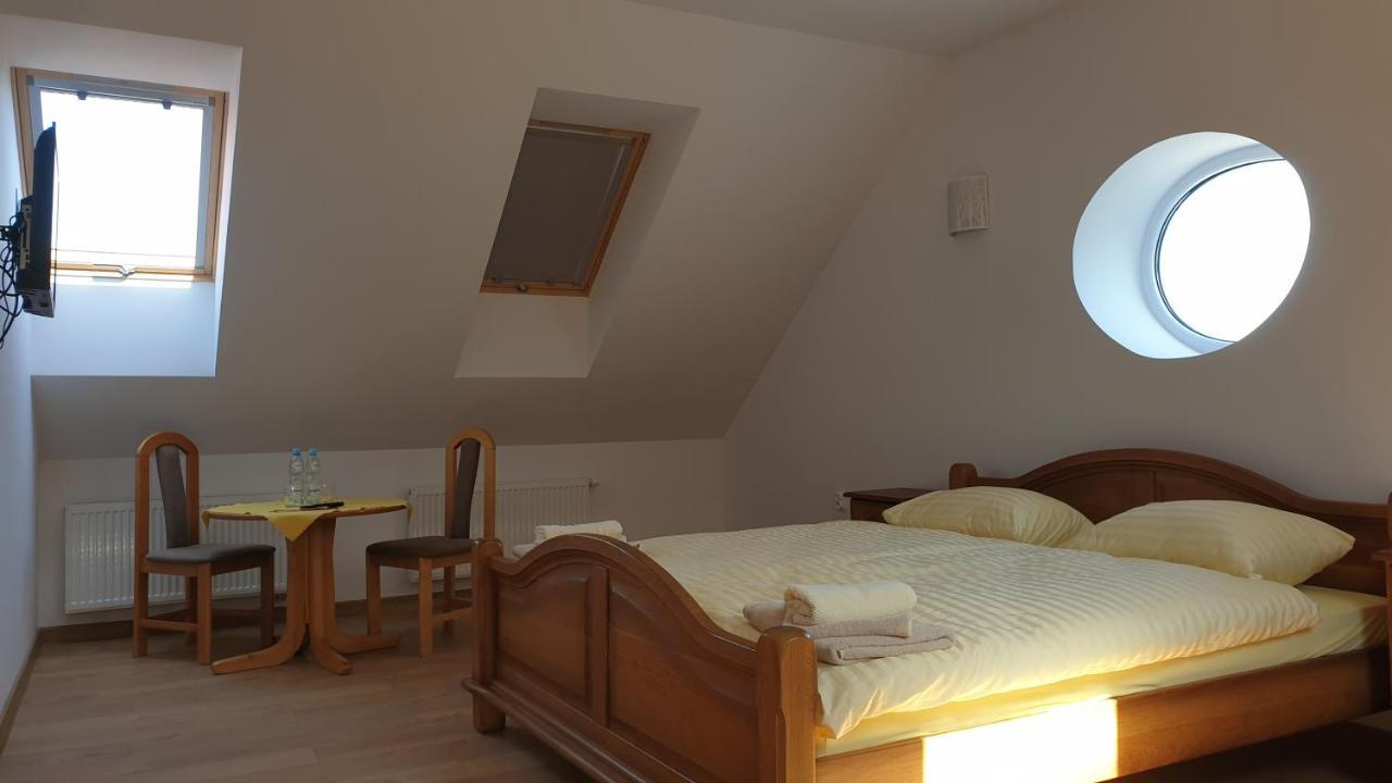 Dwor Nad Jeziorem W Bieniaszach Milakowo Extérieur photo